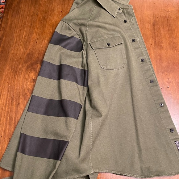 Button up shirt. - Picture 1 of 3